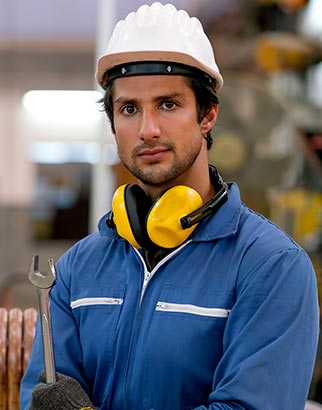 factory-worker-man-stand-in-front-of-copper-tube-o-8AZ3AFM